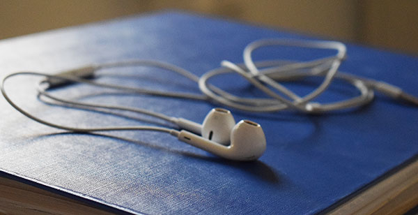 ¿Por qué los cascos se enrollan solos? 