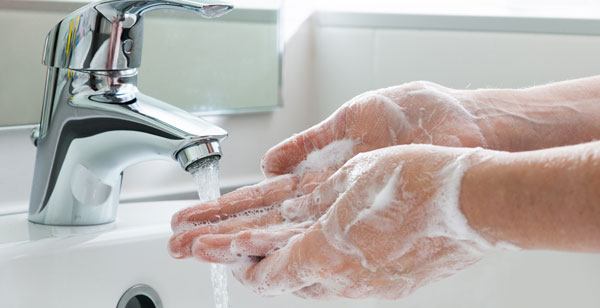 ¿Por qué hay que lavarse las manos con jabón? (y no sólo con agua) 